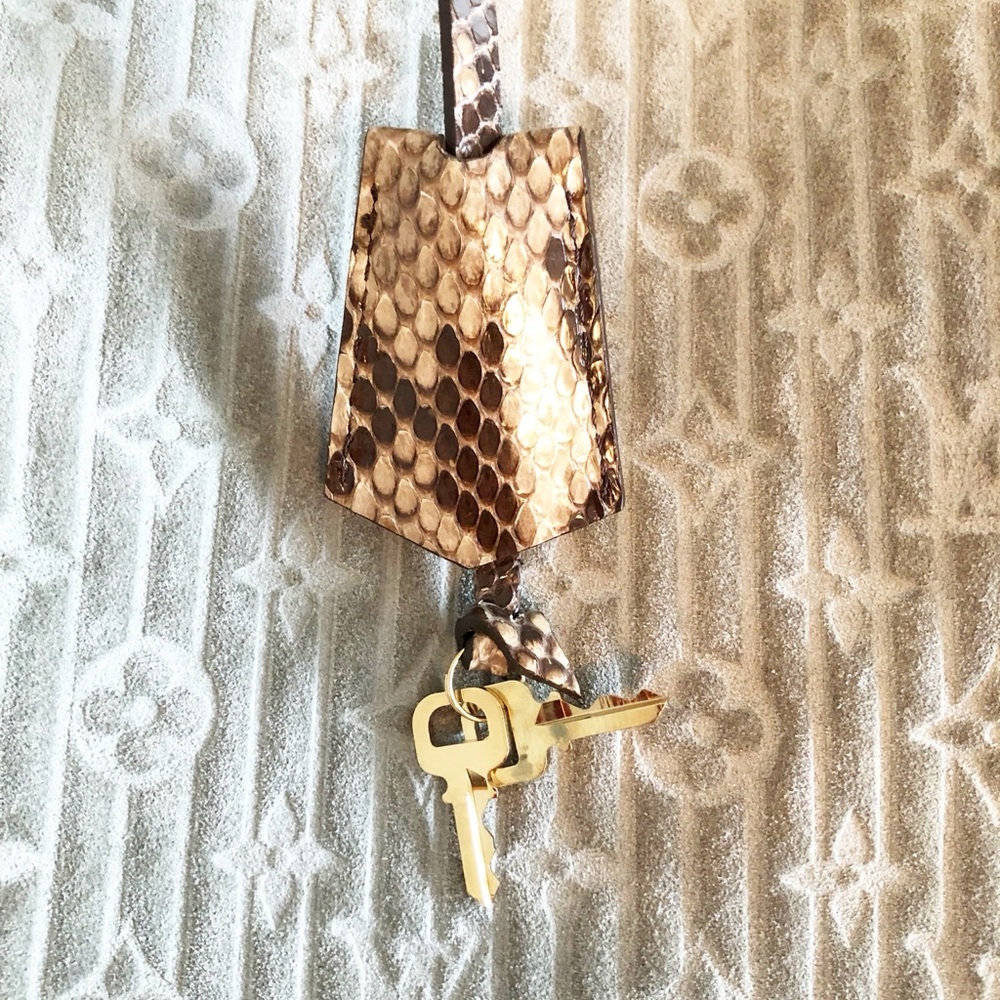 Louis Vuitton Limited Edition Jade Monogram Embossed Suede Whisper GM Bag - Picture 4 of 14